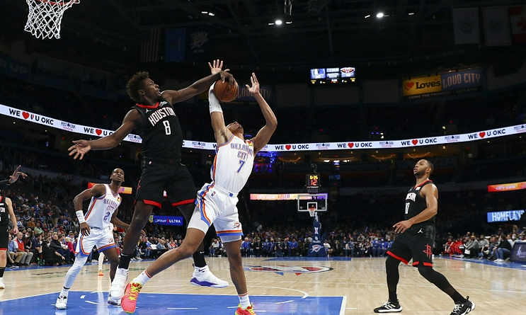  霍勒迪关键抢断雄鹿险胜篮网扩大东部领先优势